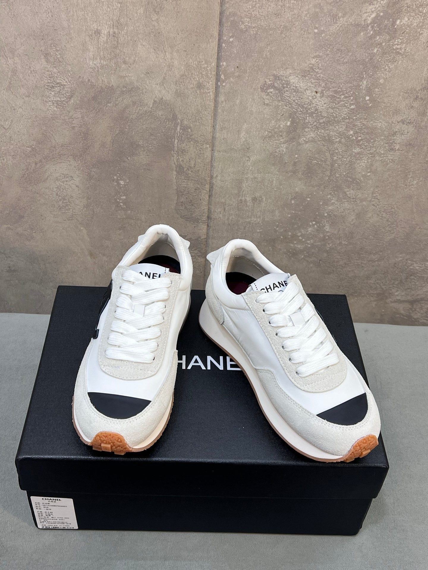 CHANEL 26S RUNNING SNEAKERS IN WHITE AND LIGHT GREY SUEDE AND NYLON CC LOGO