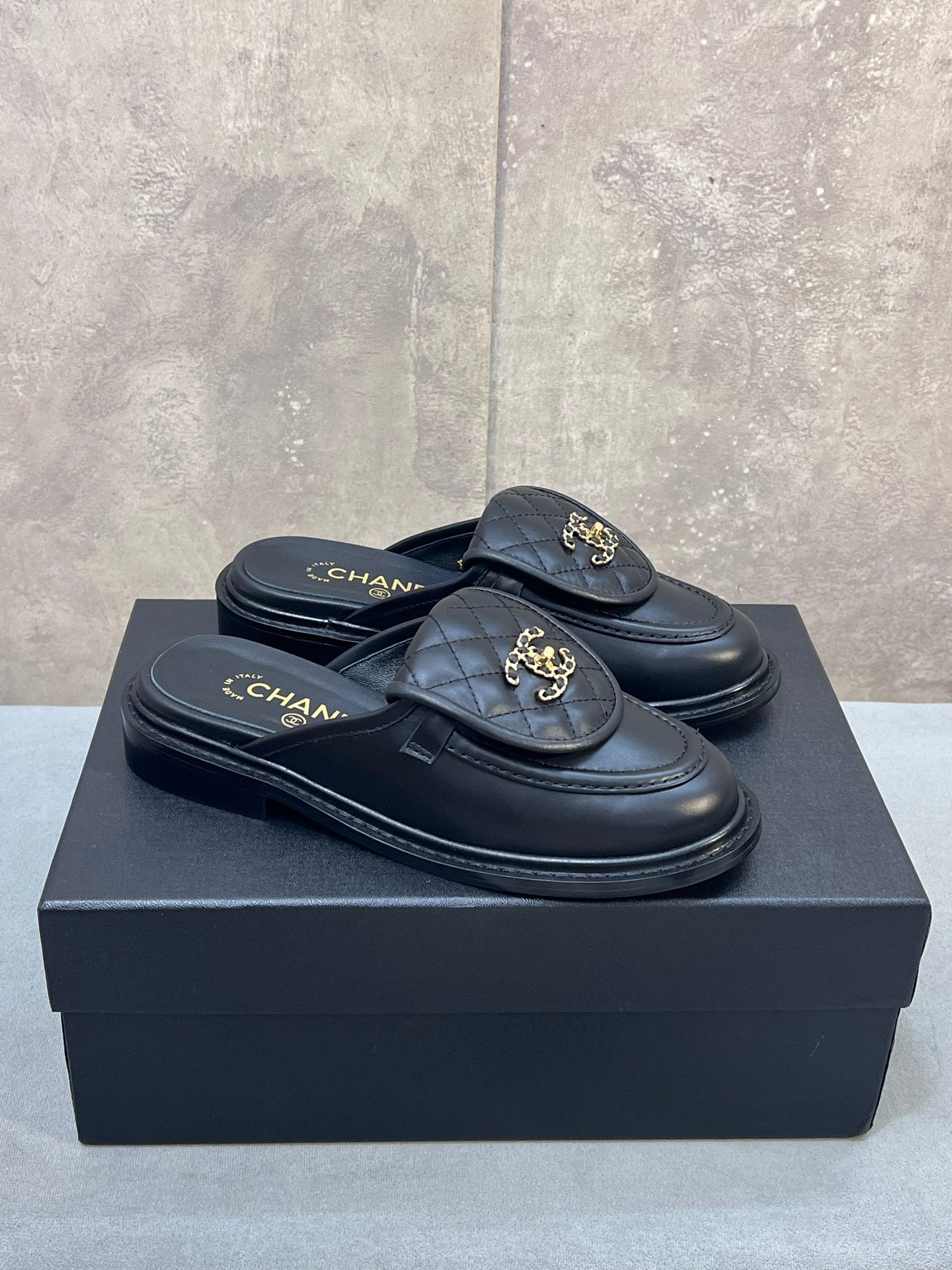 CHANEL 26S MULE LOAFERS IN BLACK QUILTED CALFSKIN WITH CC LOGO