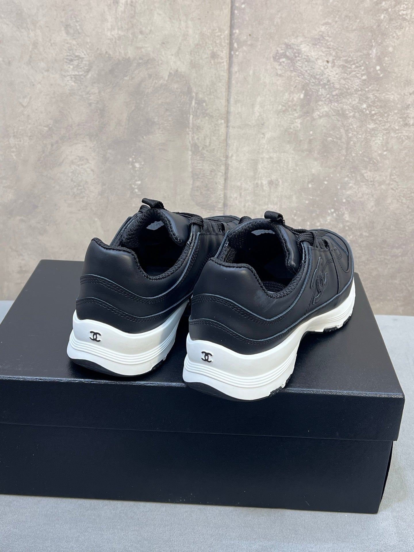 CHANEL 26S RUNNER CC LOGO SNEAKERS IN BLACK CALFSKIN