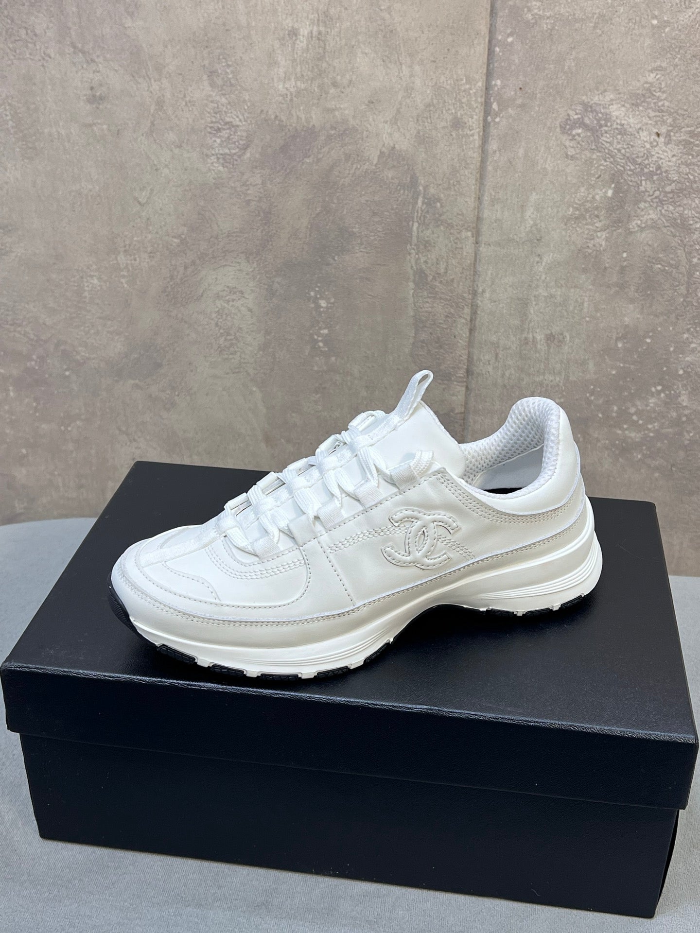 CHANEL 26S RUNNER CC LOGO SNEAKERS IN WHITE CALFSKIN