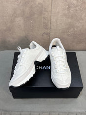 CHANEL 26S RUNNER CC LOGO SNEAKERS IN WHITE CALFSKIN AND SUEDE