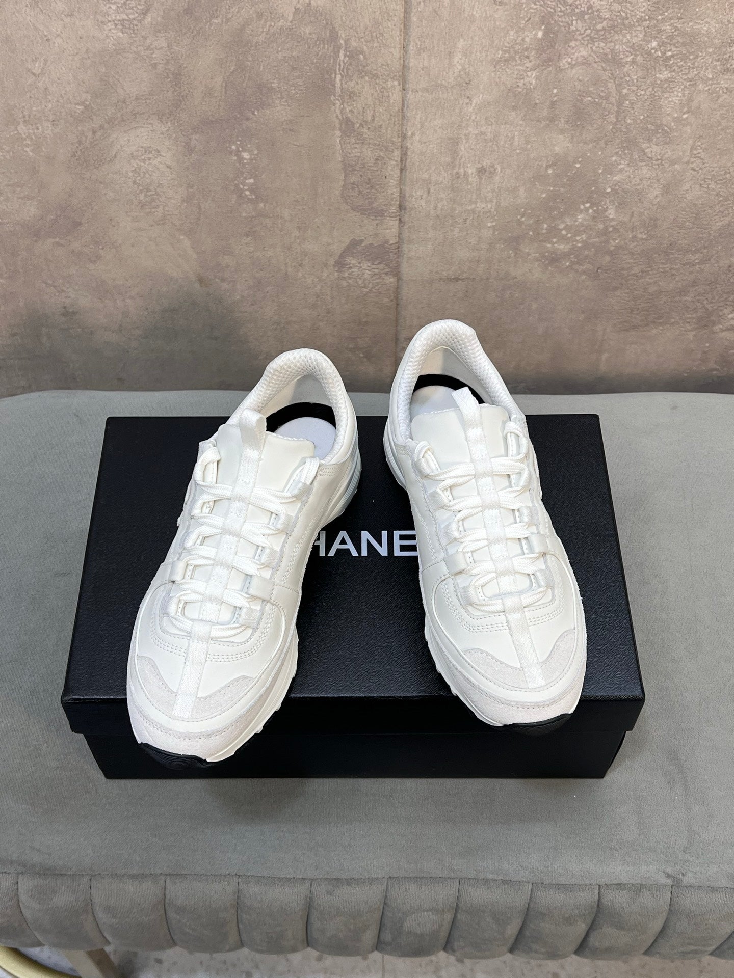 CHANEL 26S RUNNER CC LOGO SNEAKERS IN WHITE CALFSKIN AND SUEDE