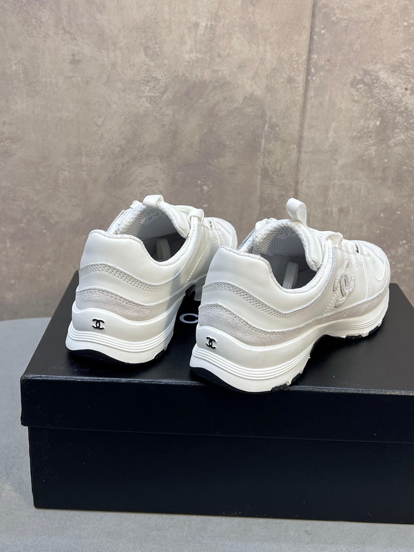 CHANEL 26S RUNNER CC LOGO SNEAKERS IN WHITE CALFSKIN AND SUEDE