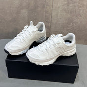 CHANEL 26S RUNNER CC LOGO SNEAKERS IN WHITE CALFSKIN AND SUEDE