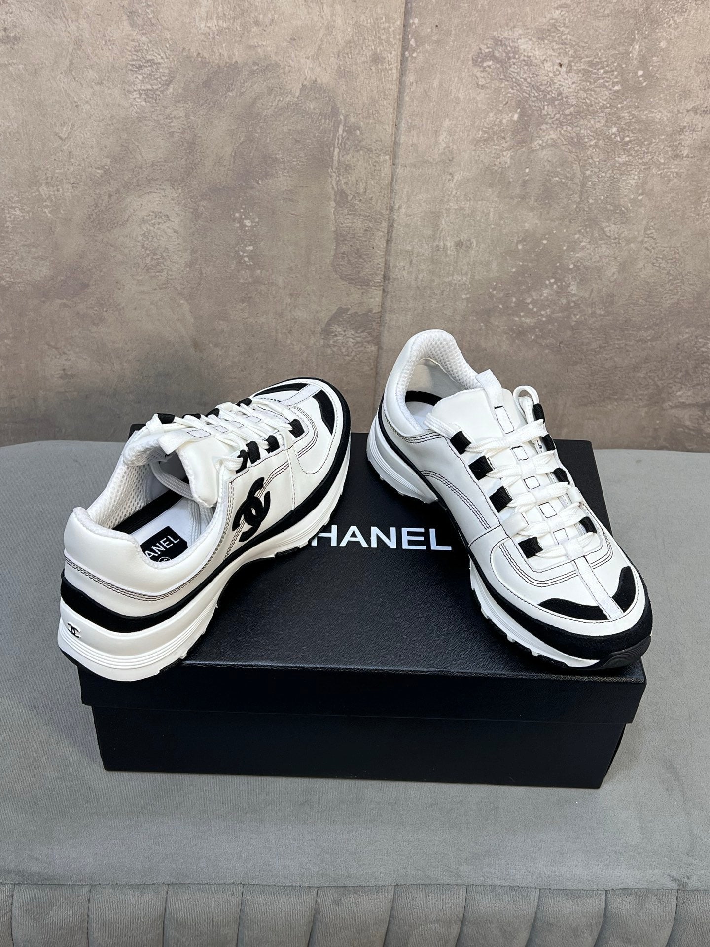 CHANEL 26S RUNNER CC LOGO SNEAKERS IN WHITE AND BLACK CALFSKIN