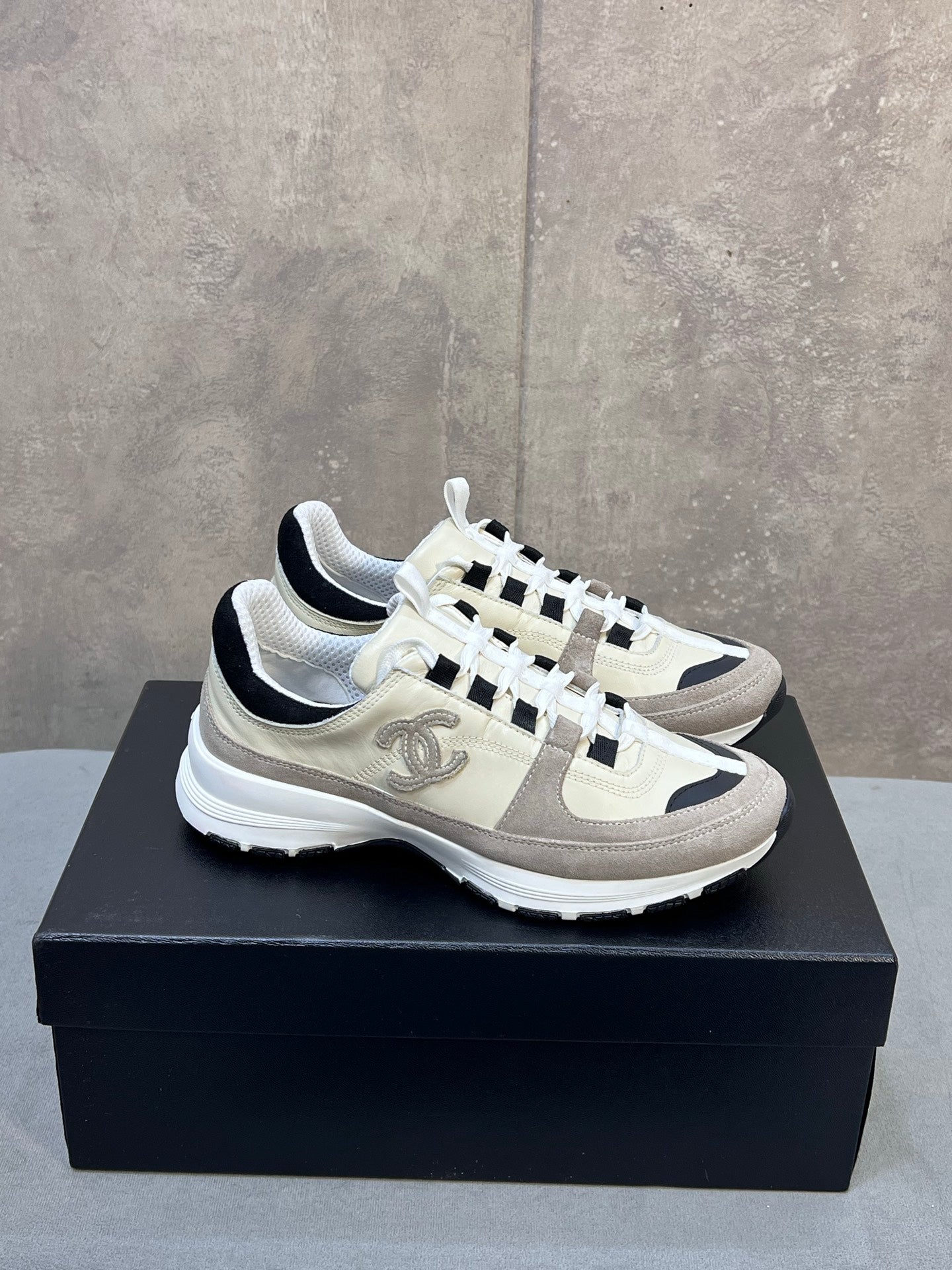 CHANEL 26S RUNNER CC LOGO SNEAKERS IN BEIGE AND GREY CALFSKIN