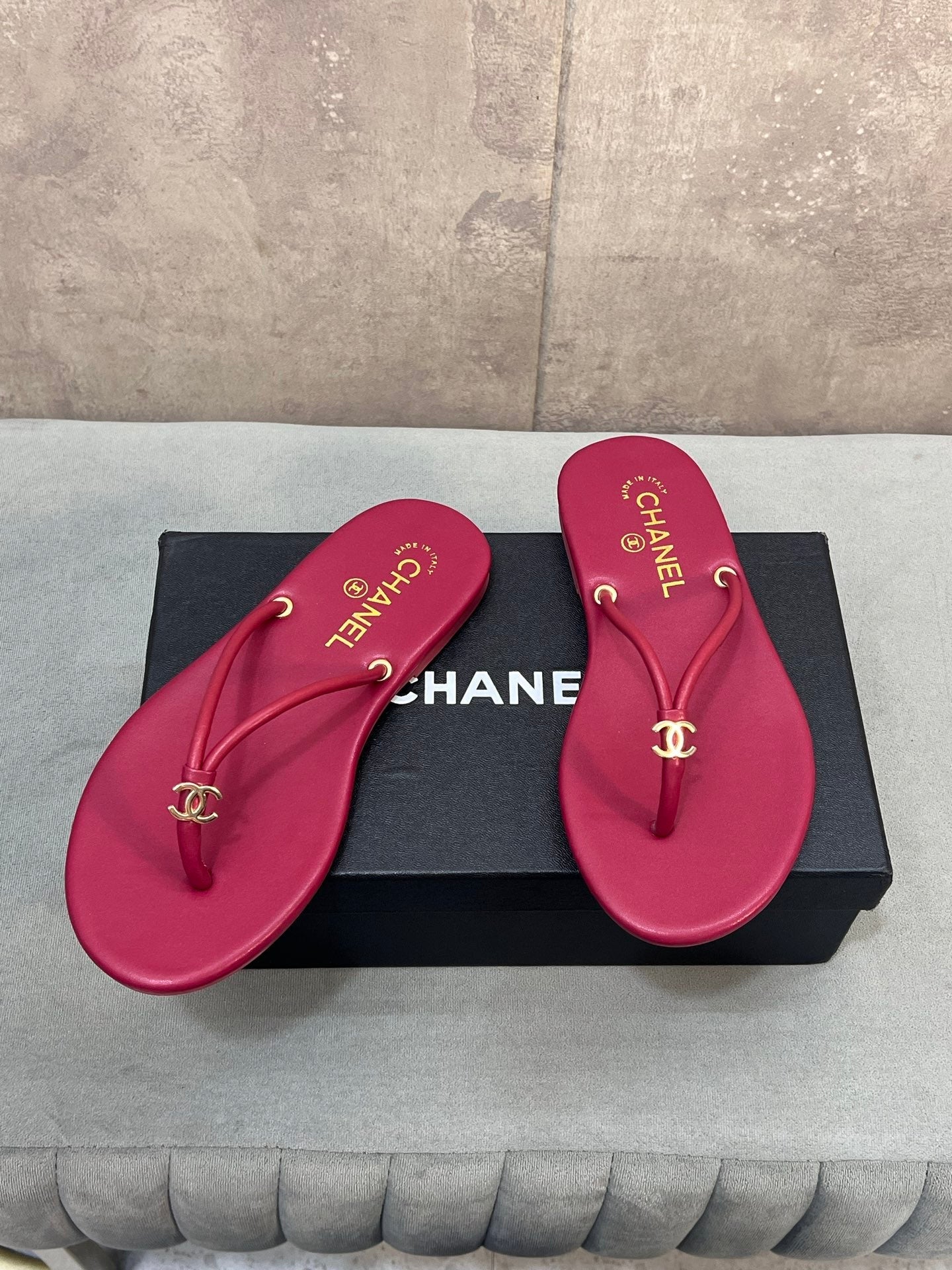 CHANEL 26S FLIP FLOPS IN RED CALFSKIN CC LOGO