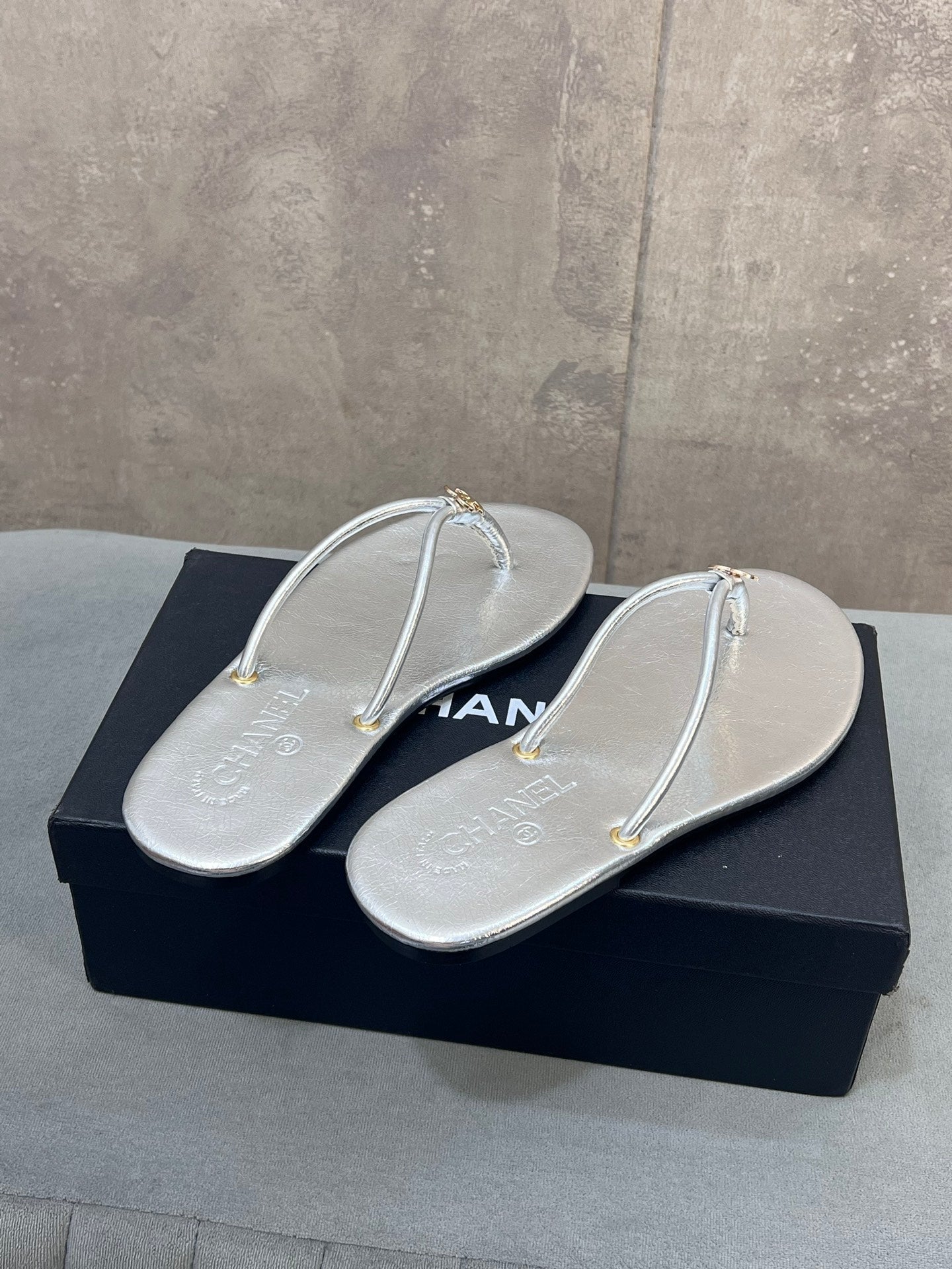 CHANEL 26S FLIP FLOPS IN SILVER CALFSKIN CC LOGO