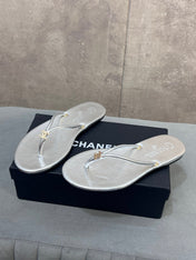 CHANEL 26S FLIP FLOPS IN SILVER CALFSKIN CC LOGO