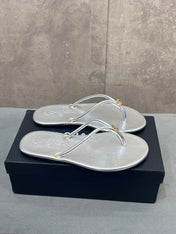 CHANEL 26S FLIP FLOPS IN SILVER CALFSKIN CC LOGO