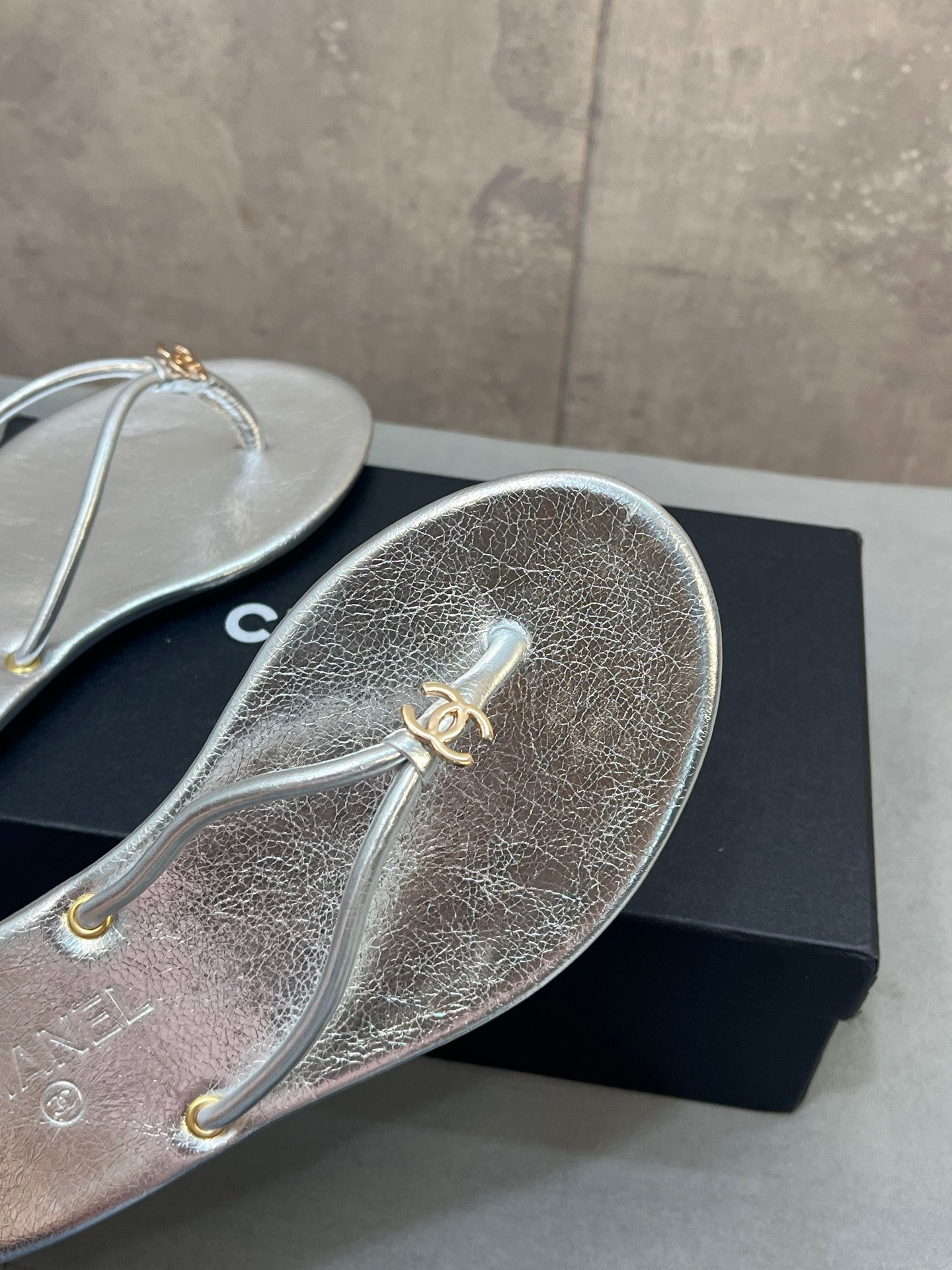 CHANEL 26S FLIP FLOPS IN SILVER CALFSKIN CC LOGO