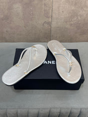 CHANEL 26S FLIP FLOPS IN SILVER CALFSKIN CC LOGO