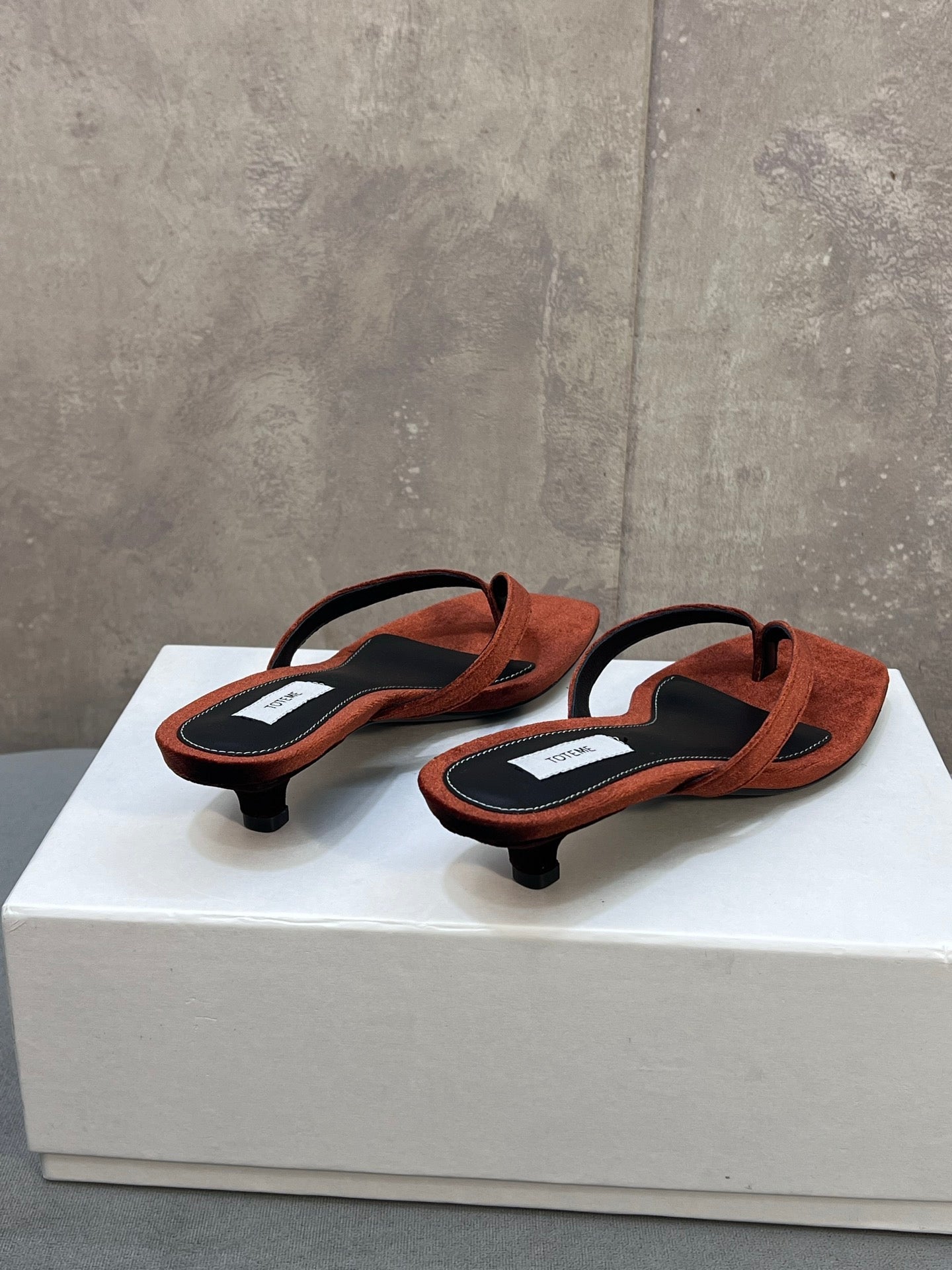 THE ROW 26S SQUARE TOE THONG KITTEN HEEL SANDALS 45MM IN RUST BROWN VELVET