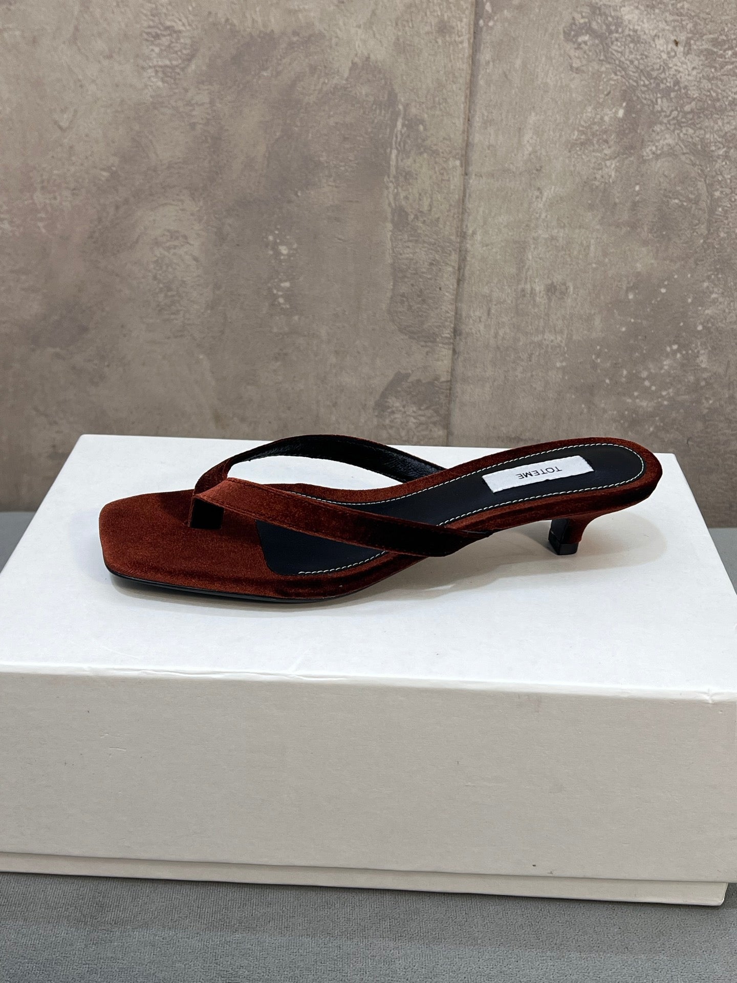 THE ROW 26S SQUARE TOE THONG KITTEN HEEL SANDALS 45MM IN RUST BROWN VELVET