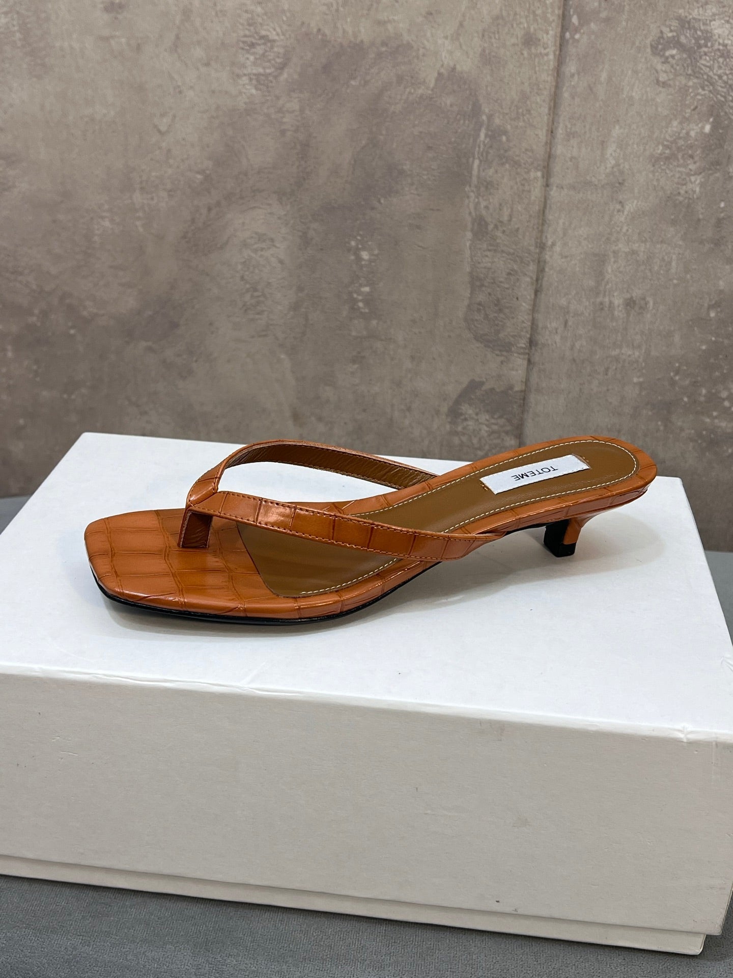 THE ROW 26S SQUARE TOE THONG KITTEN HEEL SANDALS 45MM IN CARAMEL BROWN CROCODILE EMBOSSED CALFSKIN