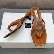 THE ROW 26S SQUARE TOE THONG KITTEN HEEL SANDALS 45MM IN CARAMEL BROWN CROCODILE EMBOSSED CALFSKIN