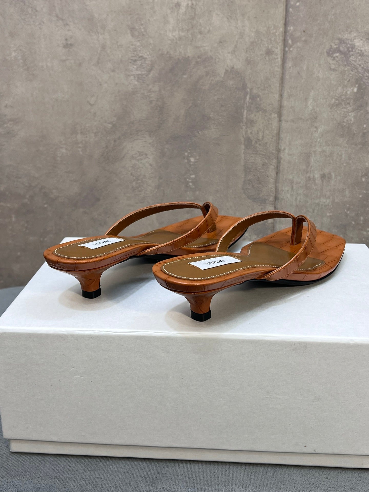 THE ROW 26S SQUARE TOE THONG KITTEN HEEL SANDALS 45MM IN CARAMEL BROWN CROCODILE EMBOSSED CALFSKIN