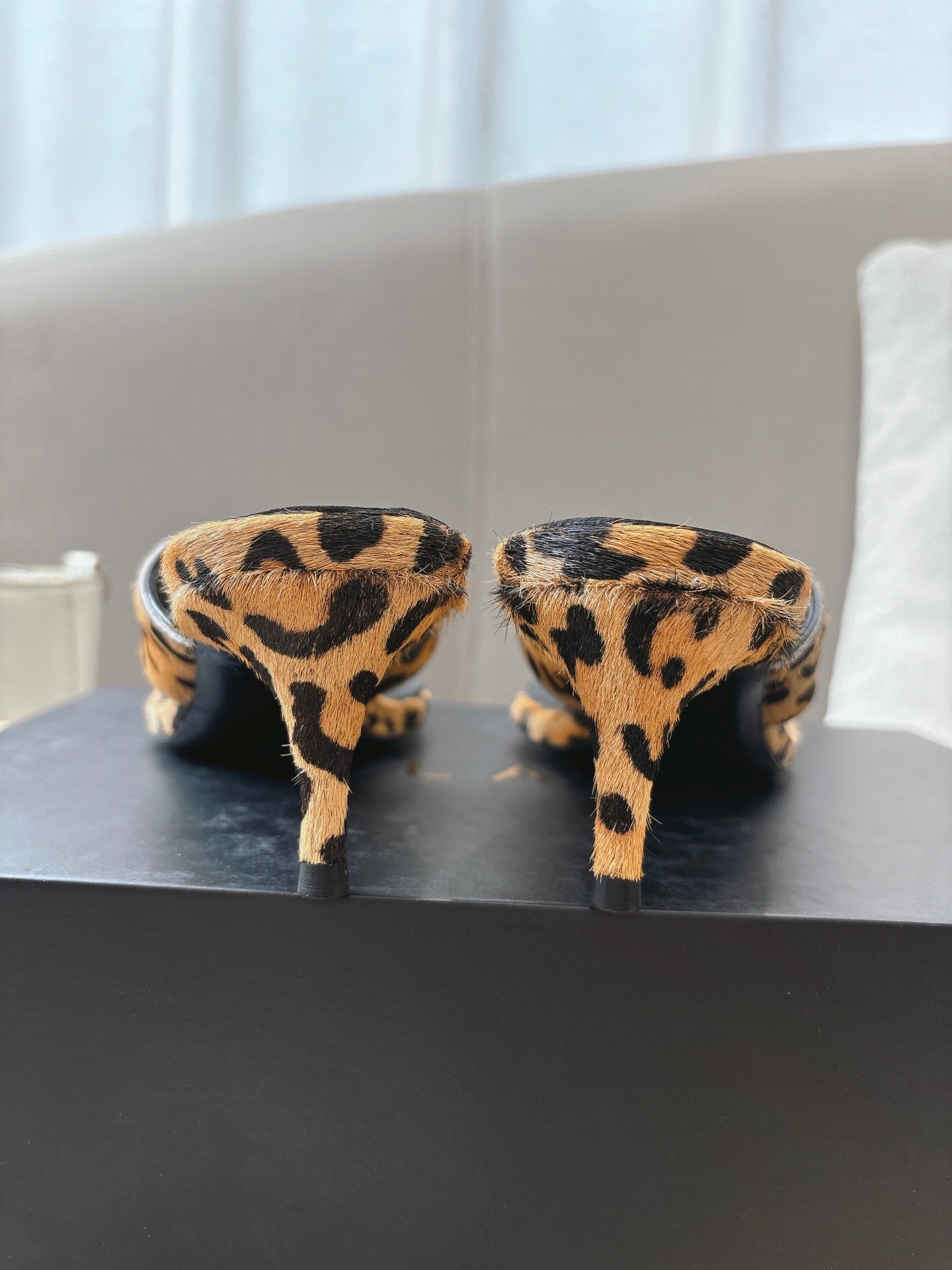 ALAIA HEELED THONG 25S 55 MM IN LEOPARD PONY HAIR LEATHER