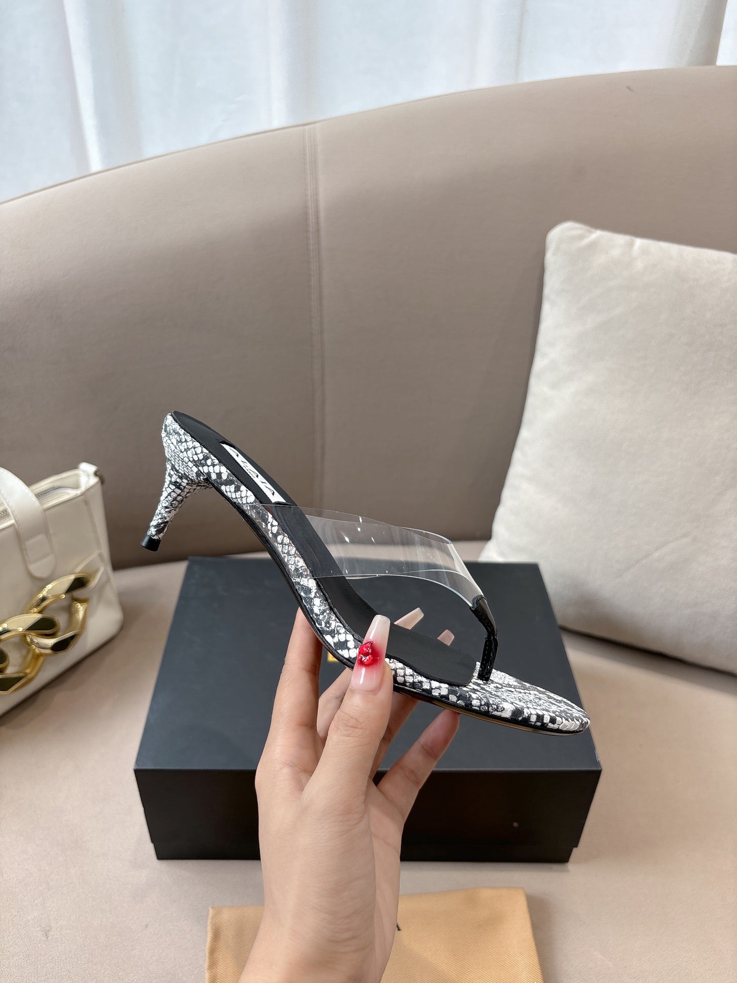 ALAIA HEELED THONG 25S 55 MM IN WHITE AND BLACK LAMBSKIN SNAKE-EMBOSSED WITH CLEAR STRAP