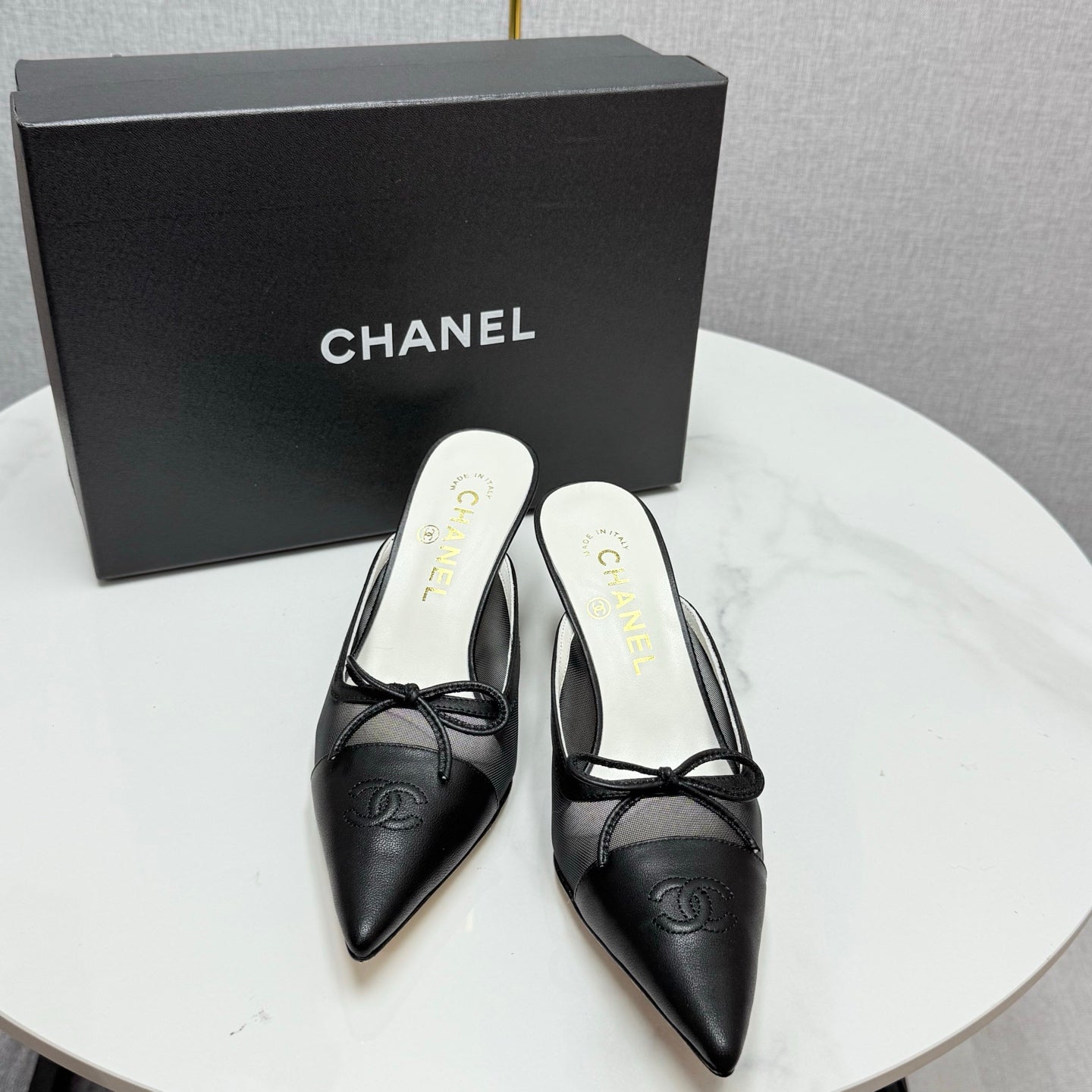 CC HEEL MULES 25S IN BLACK MESH FABRIC AND LAMBSKIN WITH BOW