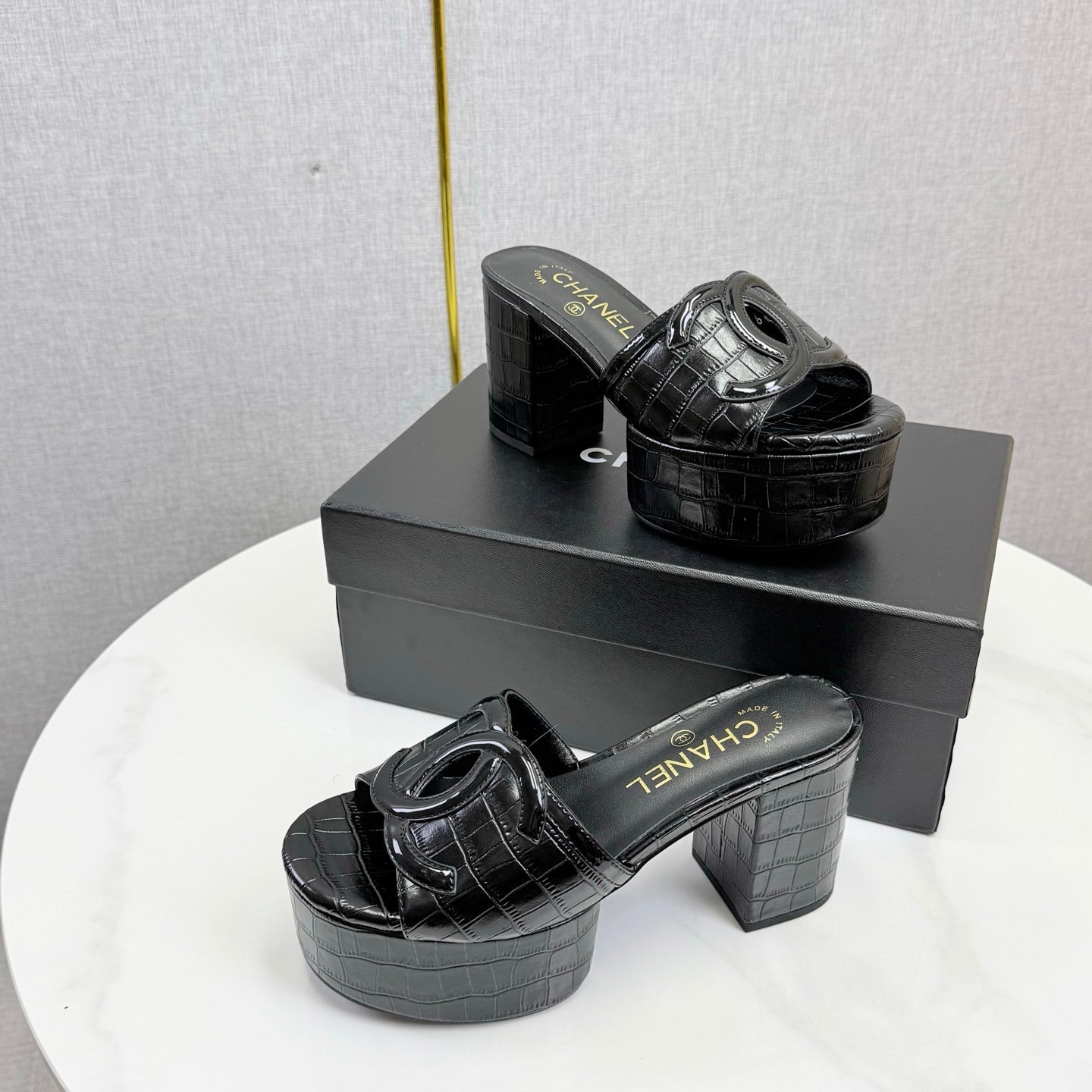 CHANEL 26S BLOCK HEEL SANDALS 100 MM IN BLACK CROCODILE-EMBOSSED CALFSKIN