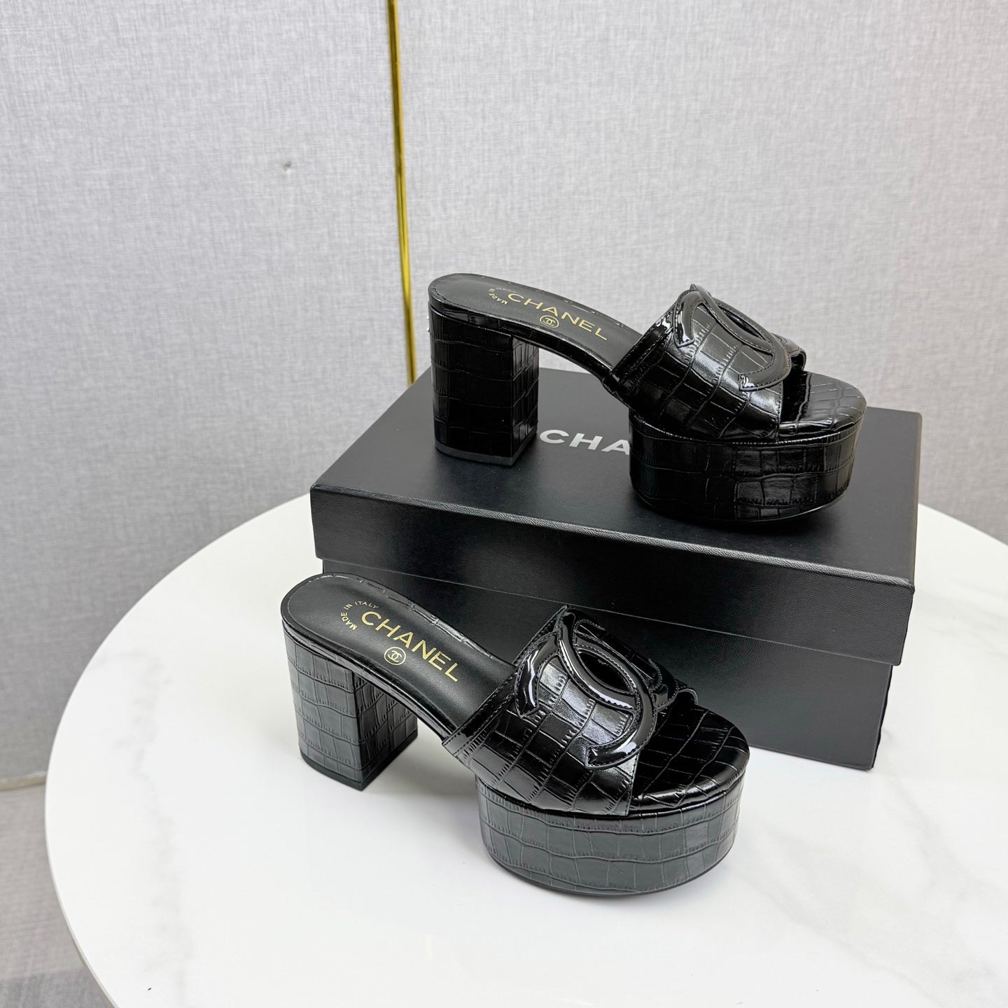 CHANEL 26S BLOCK HEEL SANDALS 100 MM IN BLACK CROCODILE-EMBOSSED CALFSKIN