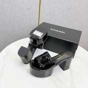 CHANEL 26S BLOCK HEEL SANDALS 100 MM IN BLACK PATENT CALFSKIN