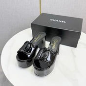 CHANEL 26S BLOCK HEEL SANDALS 100 MM IN BLACK PATENT CALFSKIN