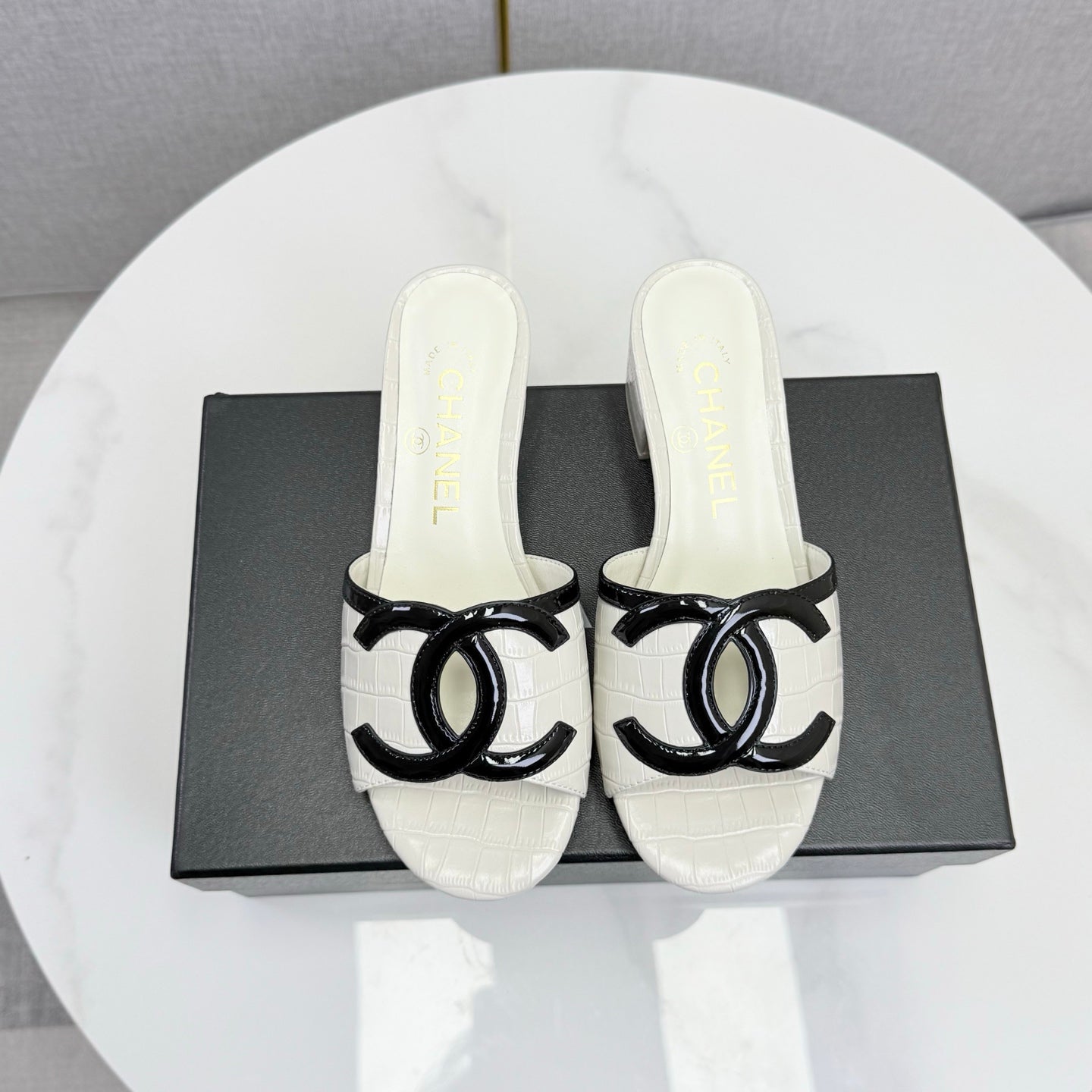 CHANEL 26S BLOCK HEEL SANDALS 40 MM IN WHITE CROCODILE-EMBOSSED CALFSKIN