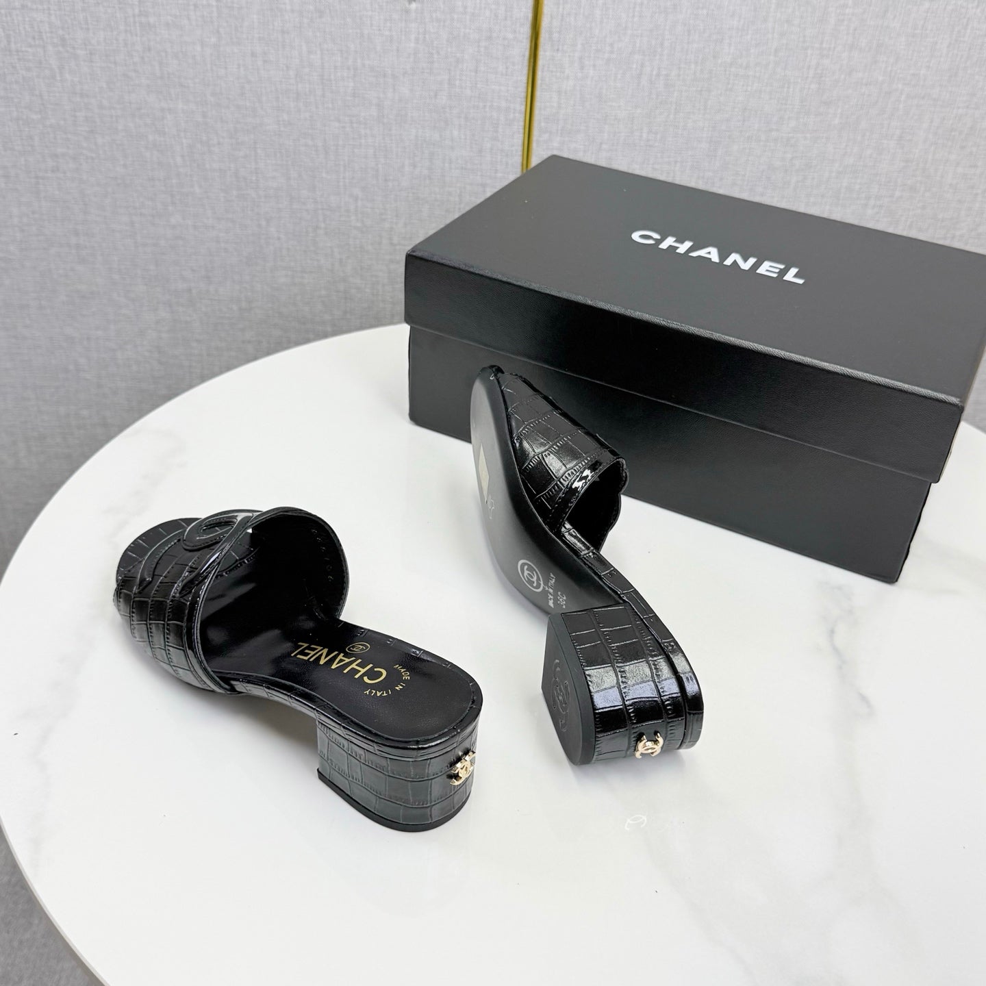 CHANEL 26S BLOCK HEEL SANDALS 40 MM IN BLACK CROCODILE-EMBOSSED CALFSKIN