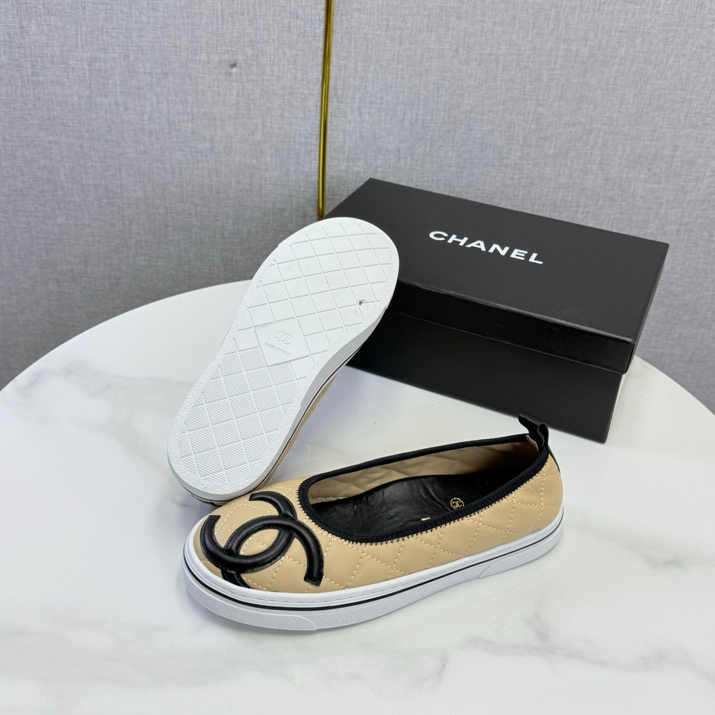 CHANEL 26S CC LOGO SLIP-ON SNEAKERS IN BEIGE CALFSKIN