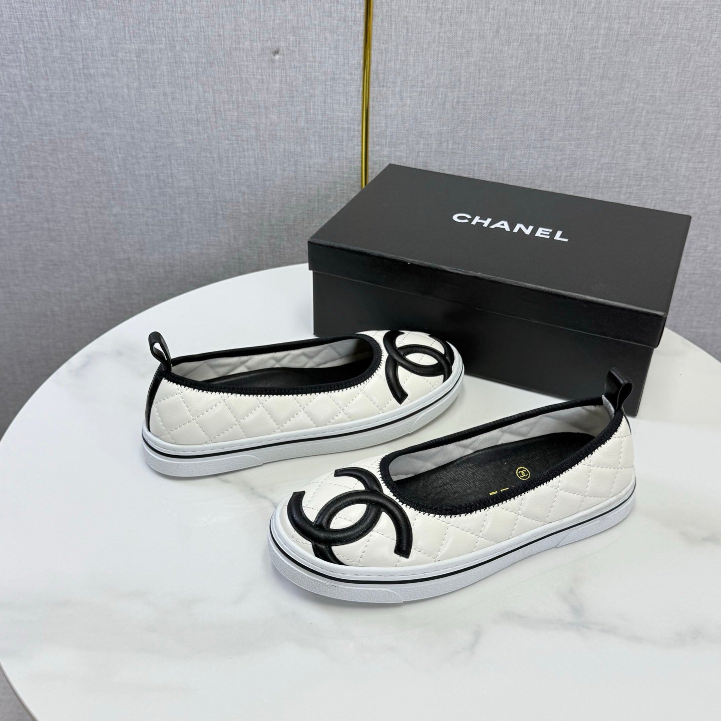 CHANEL 26S CC LOGO SLIP-ON SNEAKERS IN WHITE CALFSKIN