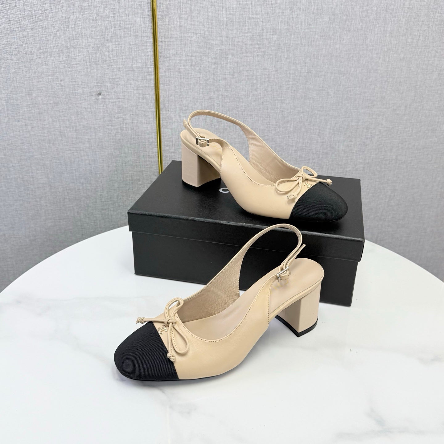CHANEL 26S SLINGBACK HEELS 45 MM IN BEIGE LAMBSKIN AND BLACK FABRIC