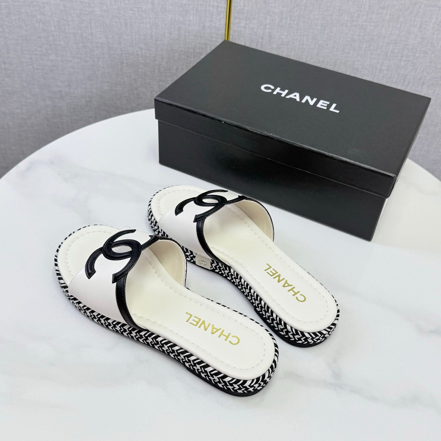 CHANEL 26S PLATFORM SLIDES IN WHITE LAMBSKIN WITH CC LOGO