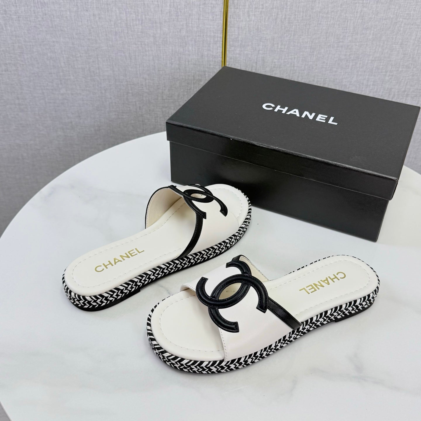 CHANEL 26S PLATFORM SLIDES IN WHITE LAMBSKIN WITH CC LOGO