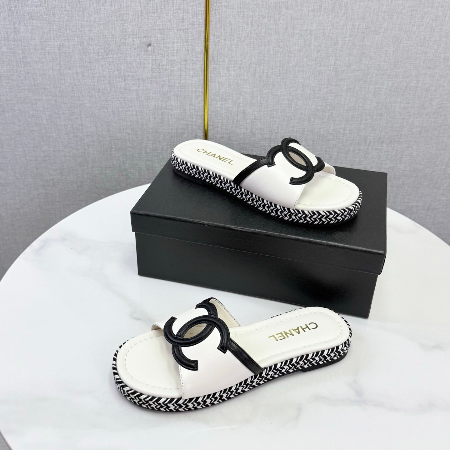CHANEL 26S PLATFORM SLIDES IN WHITE LAMBSKIN WITH CC LOGO