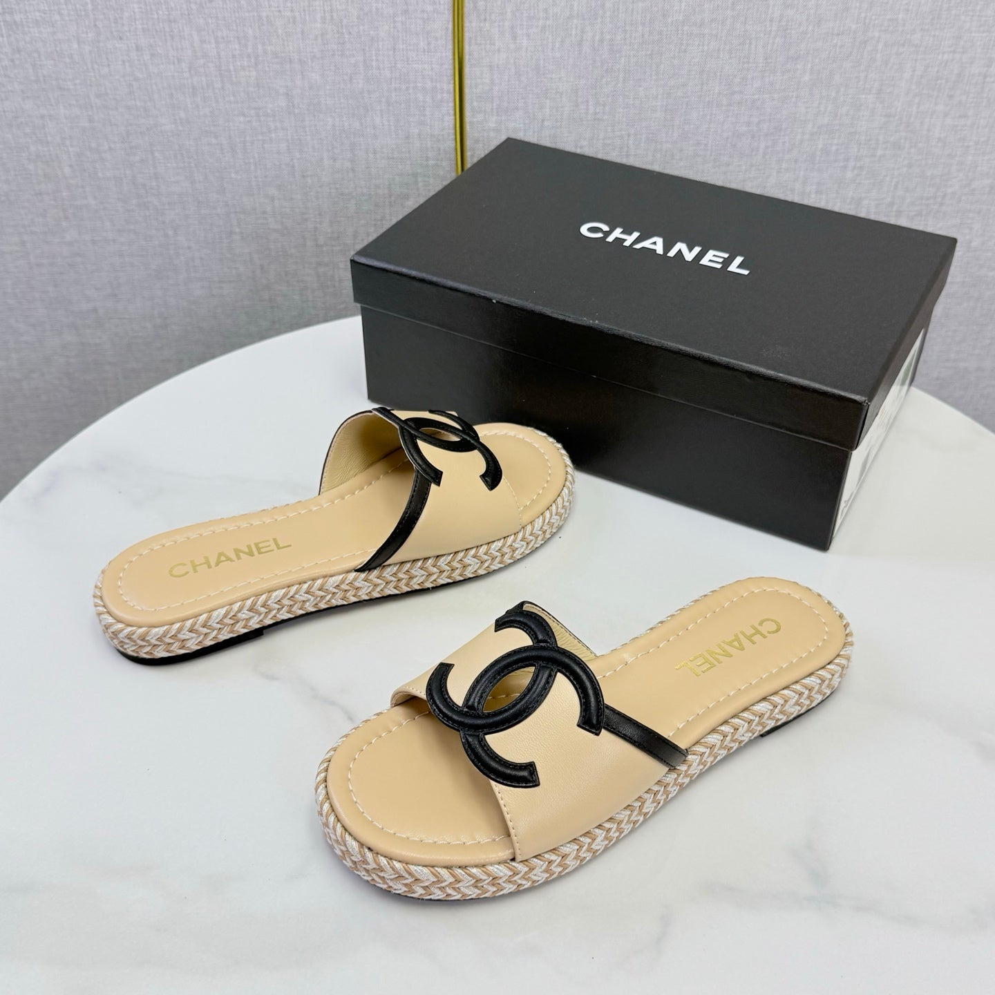 CHANEL 26S PLATFORM SLIDES IN BEIGE LAMBSKIN WITH CC LOGO