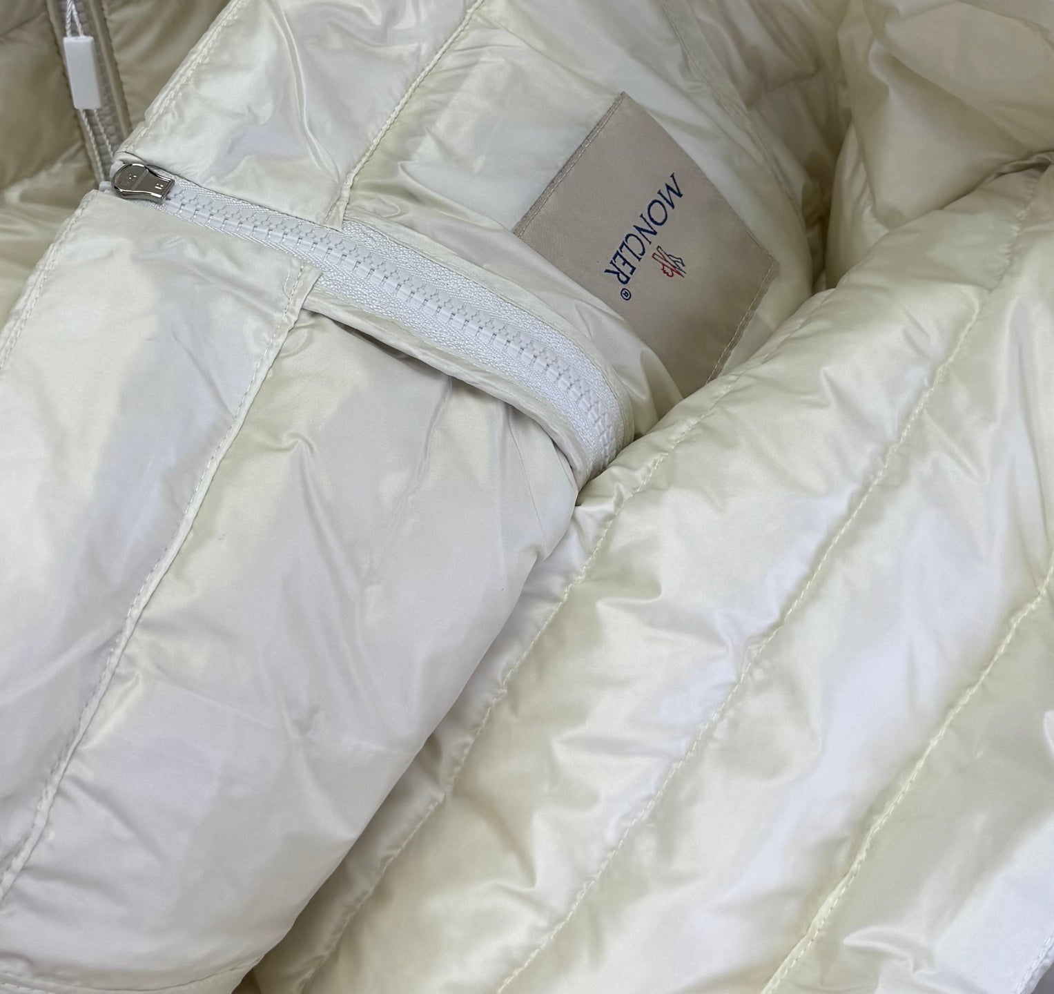 MONCLER 25S JACKET IN WHITE 048