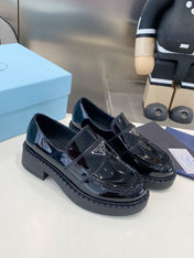 PRADA 26S LOAFERS IN BLACK PATENT CALFSKIN WITH LOGO