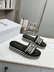 CD DWAY PLATFORM SLIDE IN BLACK AND WHITE COTTON EMBOSSED LOGO