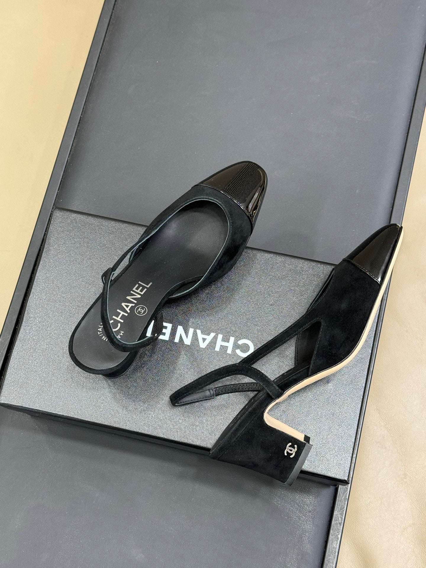CC SLINGBACK 25S IN BLACK SUEDE AND GLOSSY LEATHER