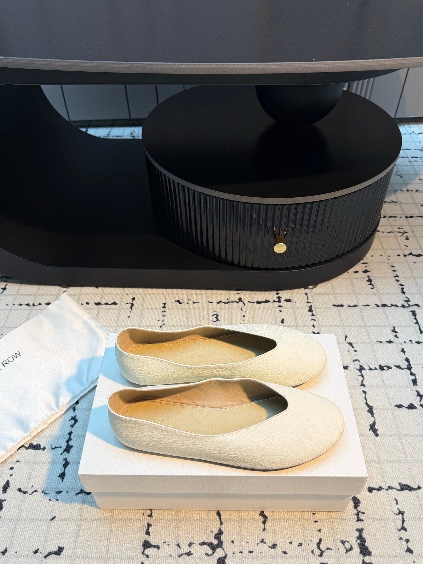 THE ROW 26S CLASSIC BALLET FLATS IN IVORY WHITE CALFSKIN