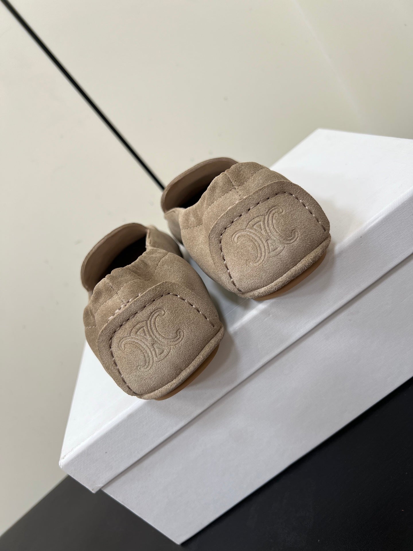 CELINE 26S MAILLON TRIOMPHE LOAFER IN BEIGE SUEDE