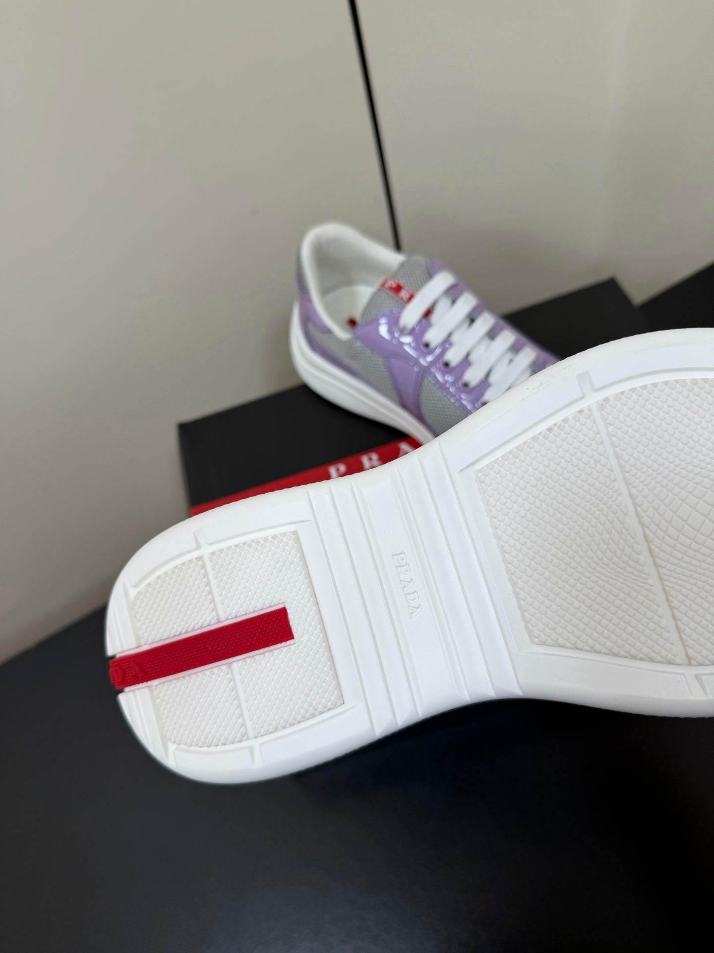 PRADA 26S SNEAKERS IN LIGHT PLUM PATENT CALFSKIN AND WHITE MESH