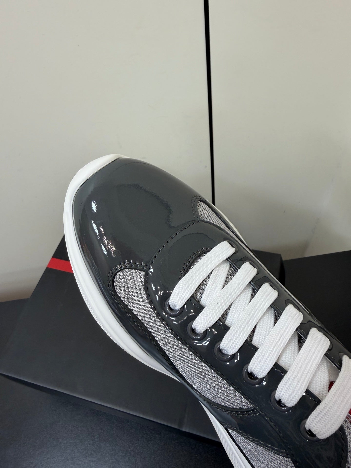 PRADA 26S SNEAKERS IN GRAY PATENT CALFSKIN AND WHITE MESH