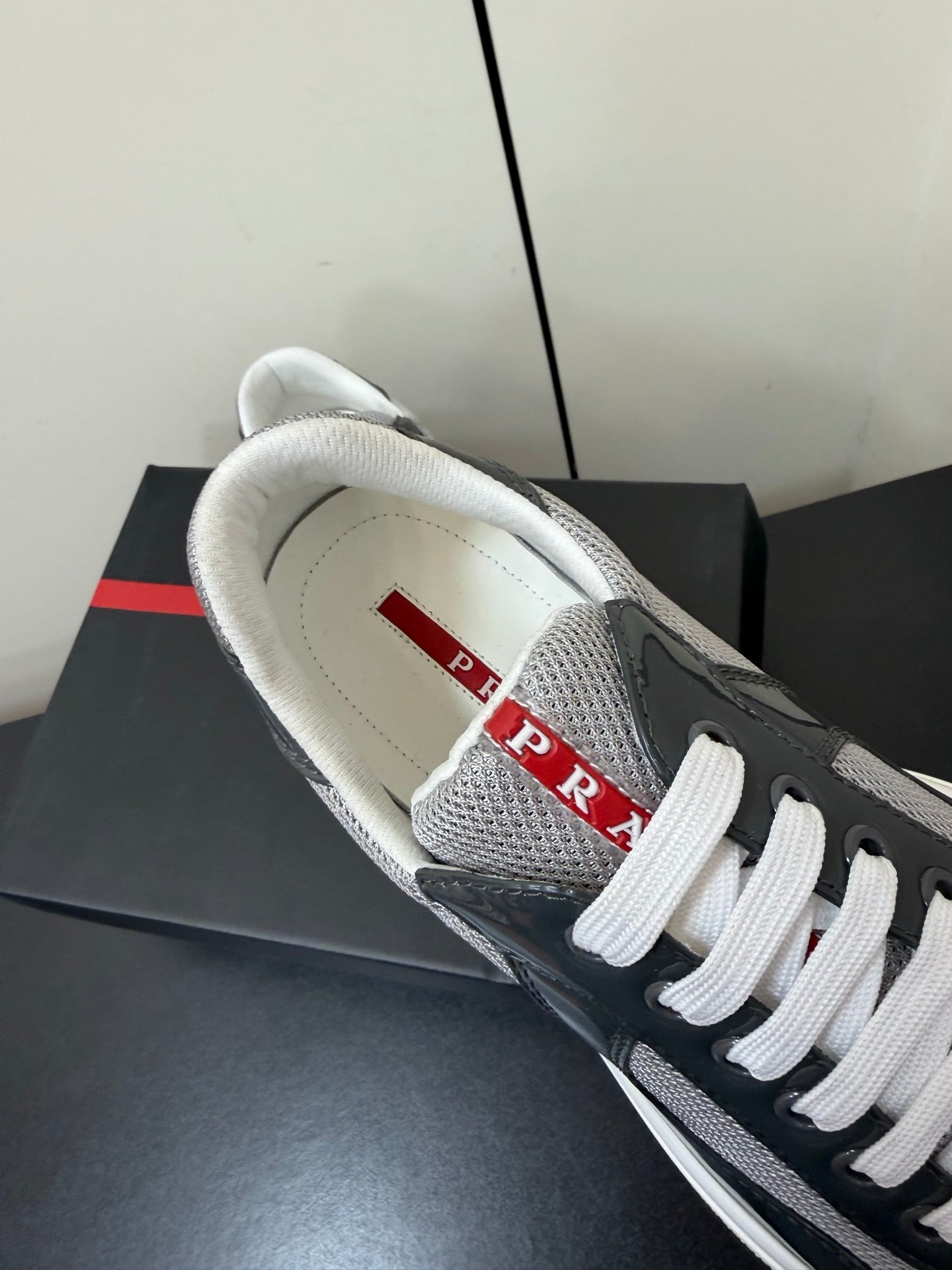 PRADA 26S SNEAKERS IN GRAY PATENT CALFSKIN AND WHITE MESH