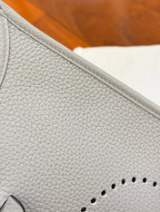HM 26S EVELYNE BAG 23MM IN LIGHT GRAY GRAINED CALFSKIN