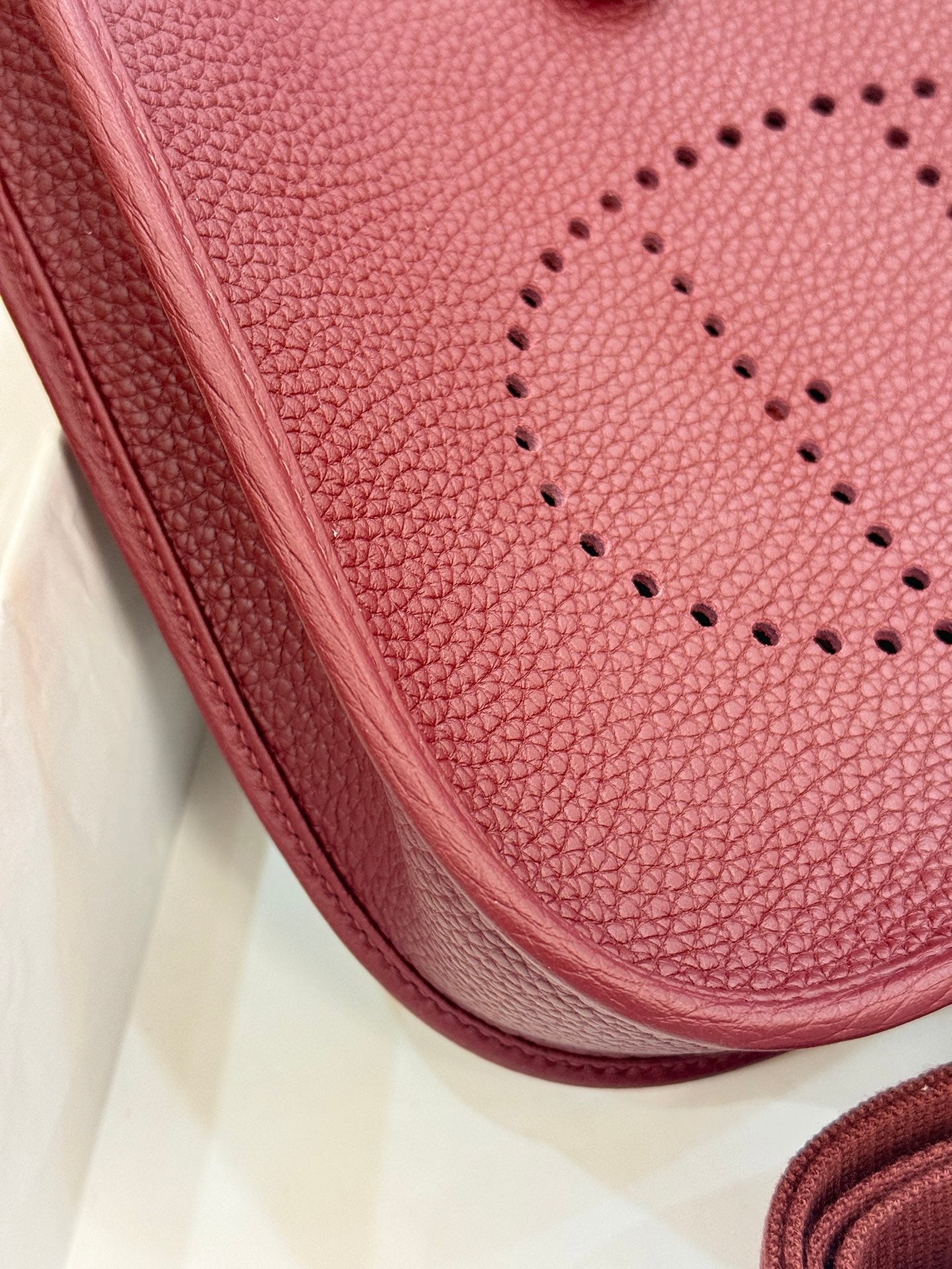 HM 26S EVELYNE BAG 23MM IN WINE RED GRAINED CALFSKIN