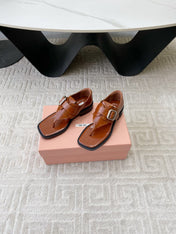 THONG SANDALS IN SIENNA BROWN SHINY LAMBSKIN WITH SILVER BUCKLE