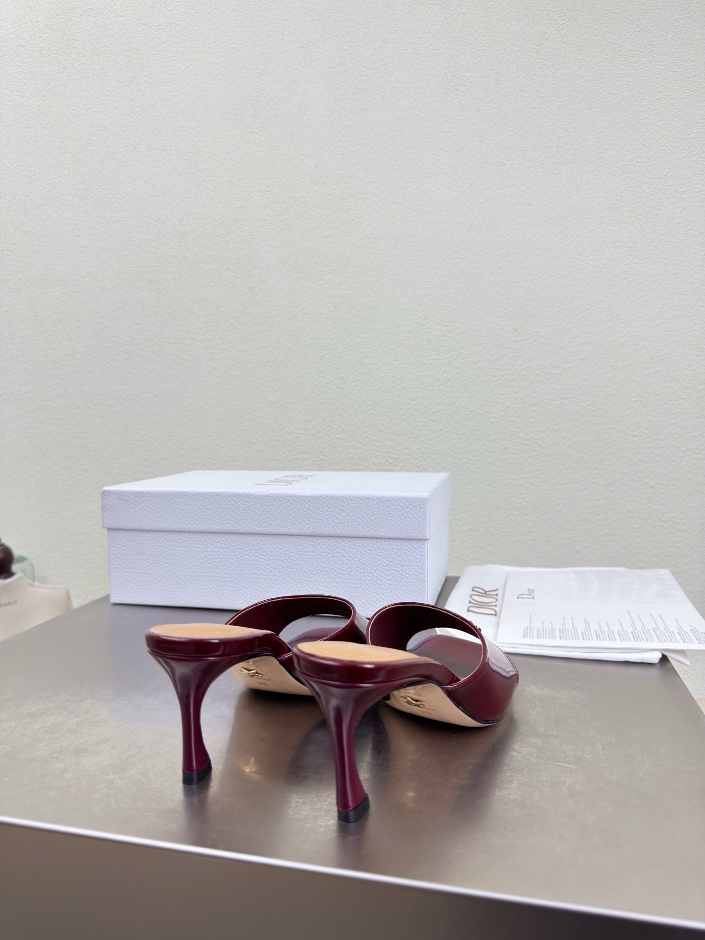 DIOR 26S KITTEN HEEL MULE SANDALS IN BURGUNDY RED PATENT CALFSKIN WITH LOGO